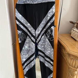 Black and Gray Chicago Blackhawks Patterned stretch leggings. Size Small